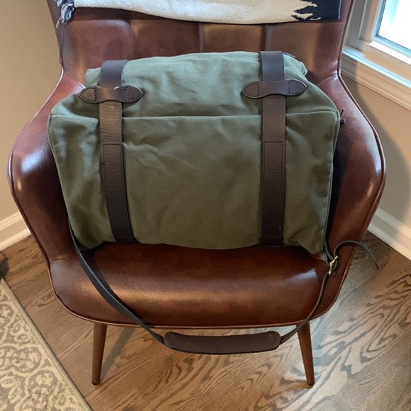 Filson Small Rugged Twill Duffle. Otter Green. With leather strap and handles. - Picture 3 of 4